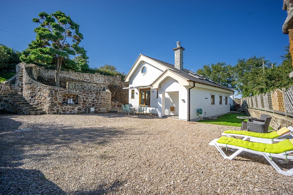 Bryna Beach Road, Porth Ceiriad, Cilan, Pwllheli, Gwynedd, LL53 7DB